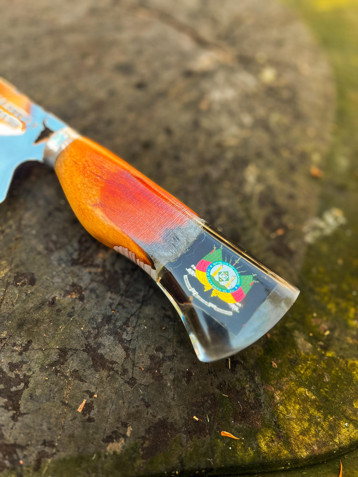 Faca Gaúcha 10" 3mm de Lâmina - modelo Ser Gaúcho - com Cabo em cristal liquido e pingente da "República Federativa do Rio Grande" + Case especial em couro (bainha)