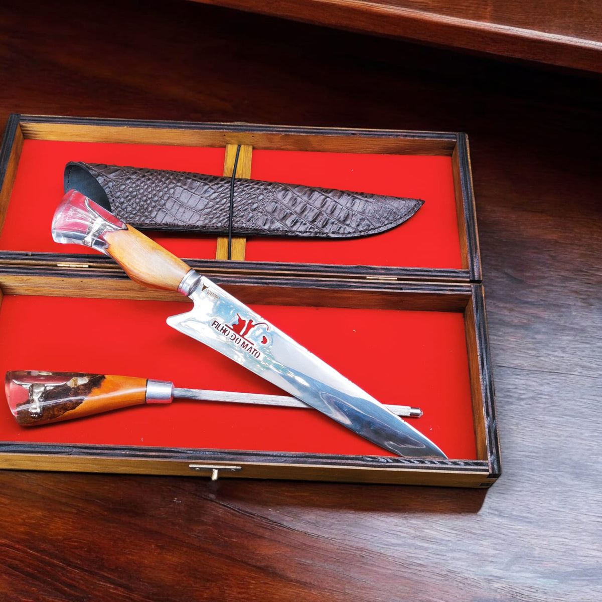 Kit de Churrasco Lâmina Filho do Mato com Cabo Pingente Touro + Chaira com Cabo Touro + caixa em madeira