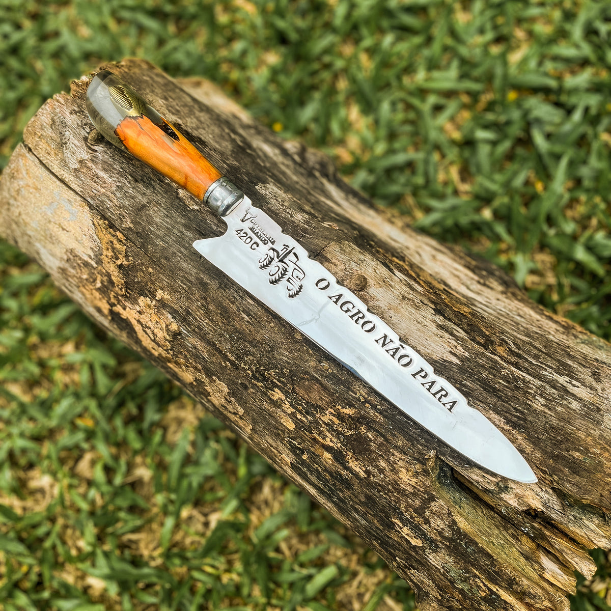 Faca Artesanal para Churrasco - Modelo O Agro Não Para com Cabo c/ pingente trator + Case especial em couro