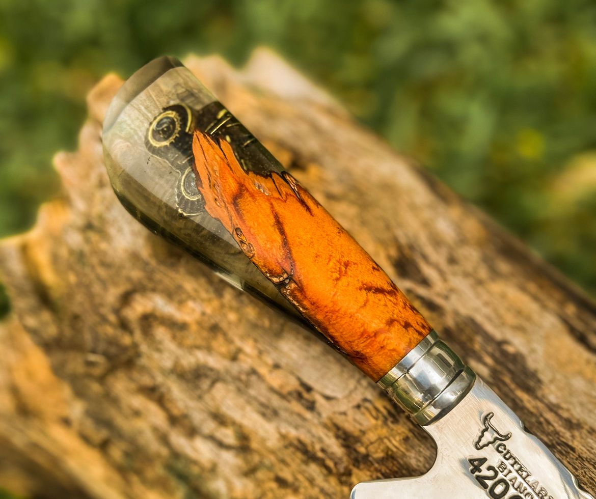 Faca Artesanal para Churrasco - Modelo O Agro Não Para com Cabo c/ pingente trator + Case especial em couro