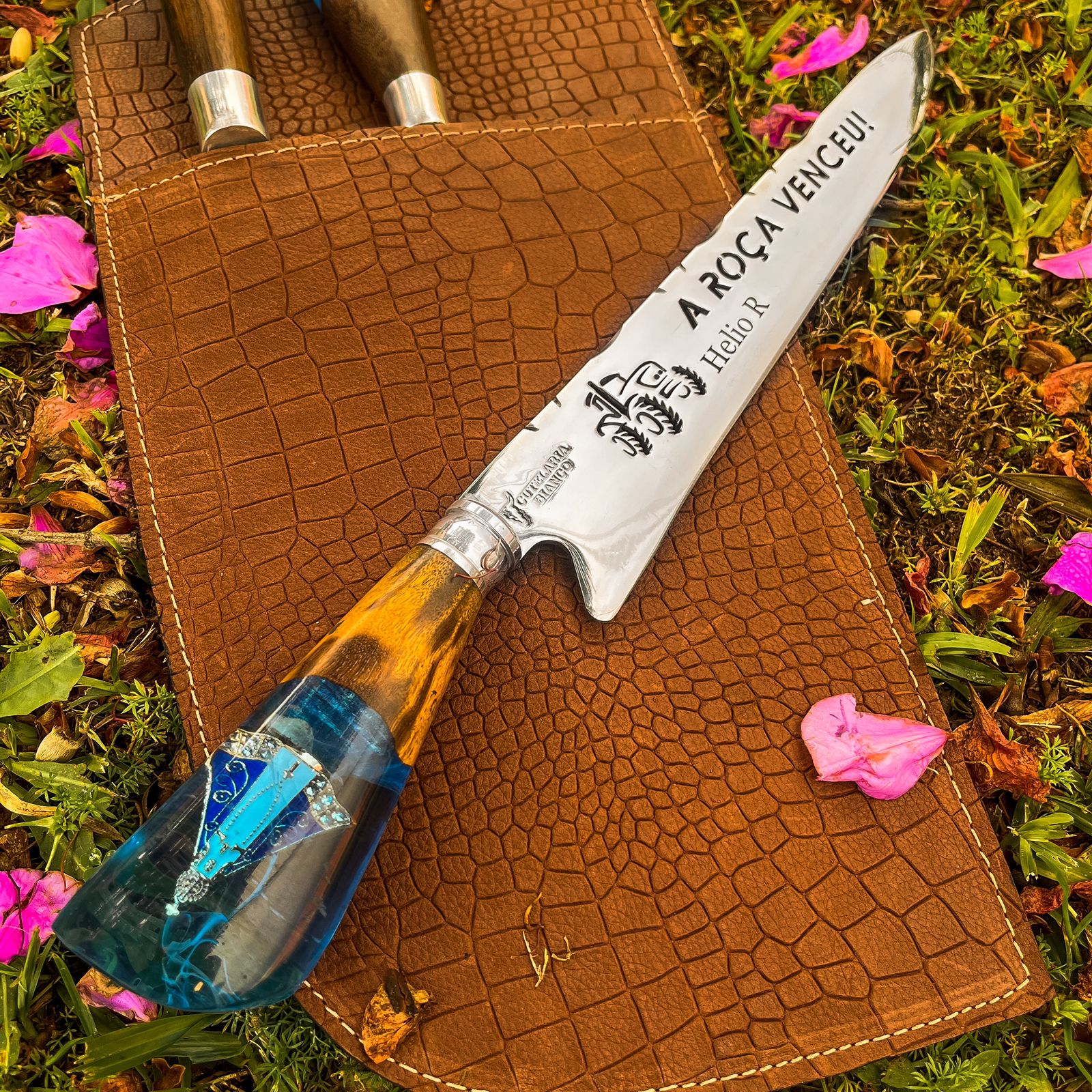 Faca "A Roça Venceu" - Cabo com Pingente Padroeira e Case de Couro + Gravação Grátis